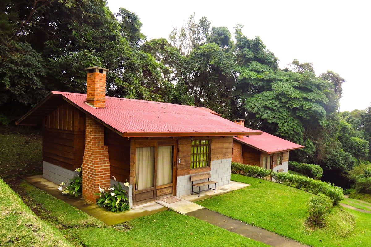 Bangalô standard, 1 cama Queen e sofá-cama, lareira | 1 quarto, roupas de cama premium, edredons de pluma