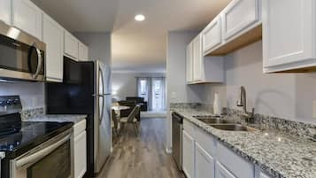 Geladeira, micro-ondas, fogão, cooktop