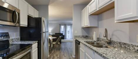 Réfrigérateur, micro-ondes, four, plaque de cuisson