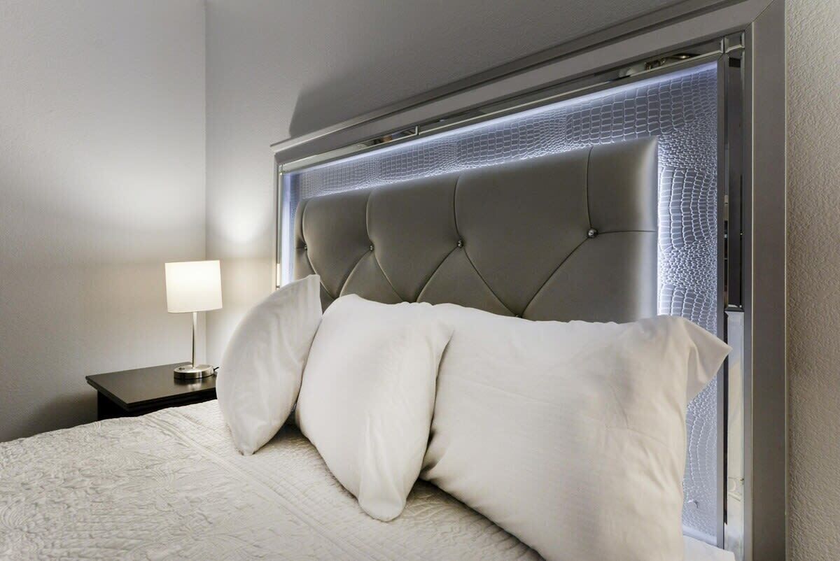 3 bedrooms, desk, iron/ironing board, travel crib