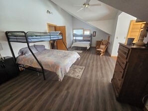 3 室のベッドルーム、WiFi (無料)、ベッドシーツ