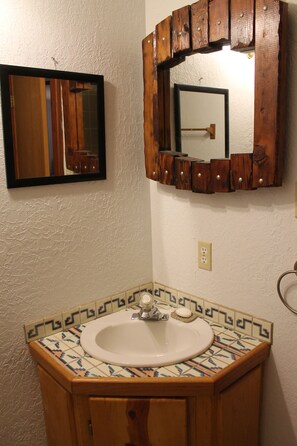 シャワー付き浴槽、ヘアドライヤー、タオル、石鹸