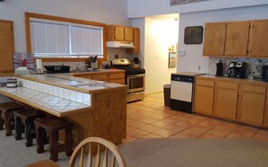 Enjoy cooking in this well-equipped kitchen with an oven and dishwasher.