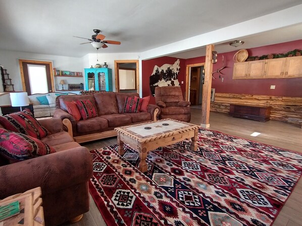 スマートテレビ、暖炉、書庫