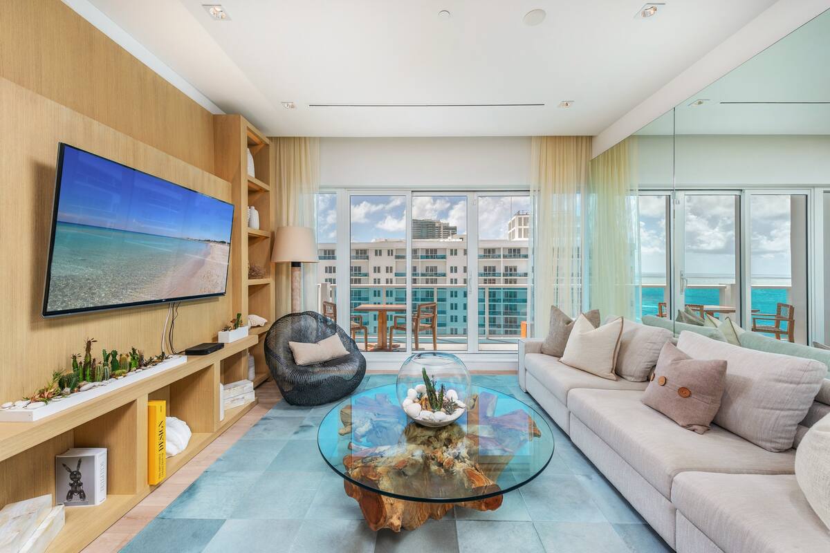 Condo, 3 Bedrooms | Living room