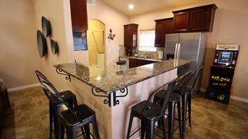 KĂŒhlschrank, Mikrowelle, Ofen, Herdplatte