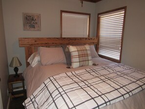 2 bedrooms, free WiFi, bed sheets - 2+2, Spa, Sleeps 6, Walk 2 Hiking & Biking Trails, Pet Friendly on North Shore (Big Bear)
