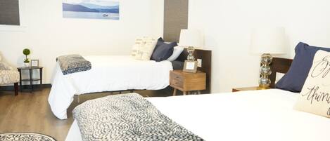 Habitación cuádruple superior, baño privado, vistas a la ciudad | 1 dormitorio, cortinas opacas, sistema de insonorización