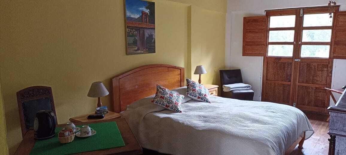 Ducha, cabezal de ducha tipo lluvia, toallas y jabón