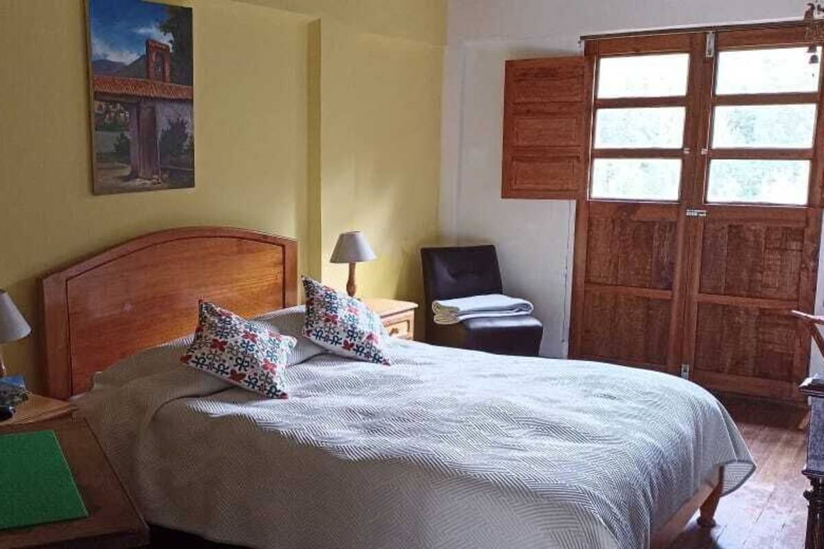 Ducha, cabezal de ducha tipo lluvia, toallas y jabón