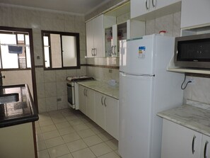 Fridge, microwave, oven, stovetop - APARTMENT, TWO BEDROOMS, TWO ELEVATORS, TWO BATHROOMS, ONE PARKING SPACE, (Praia Grande)