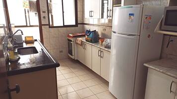 Geladeira, micro-ondas, fogão, cooktop