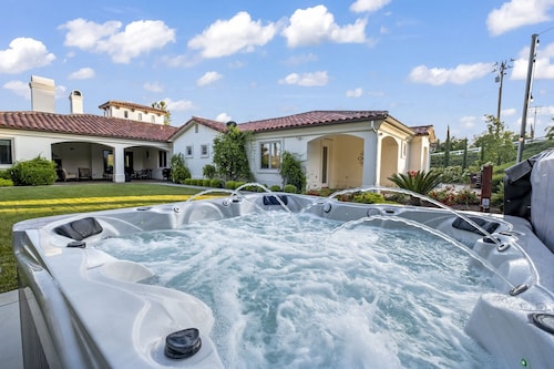 Villa Toscana - Upscale Wine Country Estate with Bridal Suite