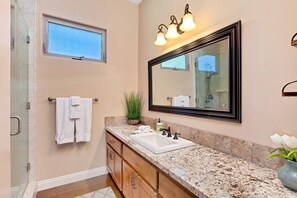 Combined shower/bathtub, jetted bath, hair dryer, towels