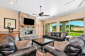 Smart TV, fireplace, table football, ping pong - Villa Toscana - Upscale Wine Country Estate with Bridal Suite (Temecula)