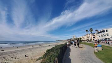 Playa en los alrededores, camastros y toallas de playa