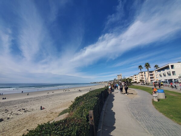 Beach nearby, sun-loungers, beach towels