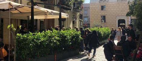 تناول الطعام بالخارج