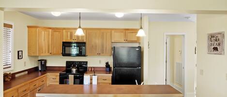 Een vaatwasser, een koffiezetapparaat/waterkoker