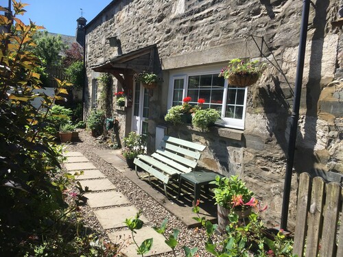 Malerisches, abgelegenes Häuschen im Herzen des Dorfes im Herzen Schottlands.