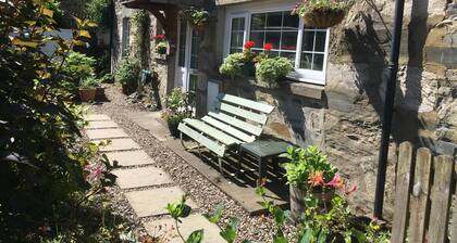 Malerisches, abgelegenes HĂ€uschen im Herzen des Dorfes im Herzen Schottlands.