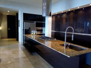 Køleskab, ovn, kogeplade