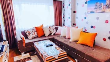 Studio Suite Comfort | Area keluarga | Televisi plasma 180-inci dengan saluran TV satelit dan TV
