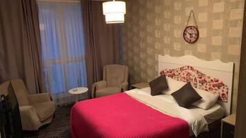 Comfort Studio Suite | Desk, blackout curtains, soundproofing, iron/ironing board