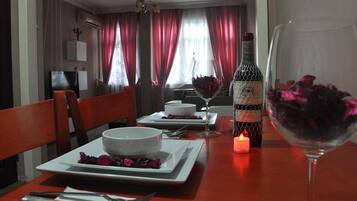 Comfort Studio Suite | Desk, blackout curtains, soundproofing, iron/ironing board