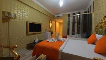 Comfort Studio Suite | Desk, blackout curtains, soundproofing, iron/ironing board