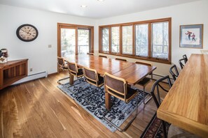 Casa, varias camas, chimenea, vista a la montaña | Cocina privada | Refrigerador, microondas, parrilla de estufa y lavavajillas 