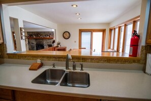 Casa, varias camas, chimenea, vista a la montaña | Cocina privada | Refrigerador, microondas, parrilla de estufa y lavavajillas 