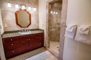 Maison, plusieurs lits, cheminée, vue montagne | Salle de bain