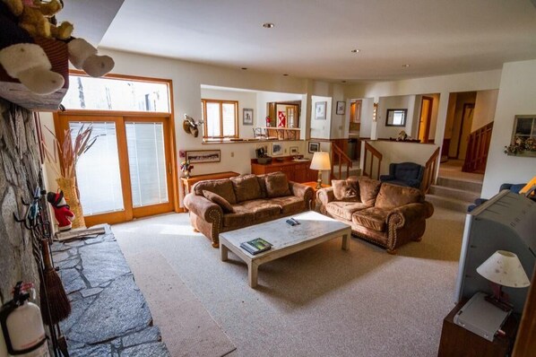 Casa, varias camas, chimenea, vista a la montaña | Sala de estar | Chimenea 