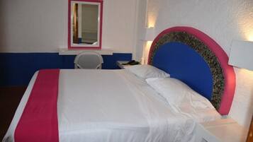 Habitación individual clásica | Muebles diferentes, escritorio, cortinas blackout y wifi gratis