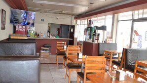 S'hi serveixen esmorzars, dinars i sopars 