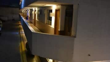 Vista frontal de la propiedad