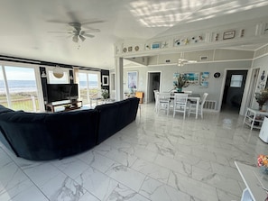 TV, fireplace, DVD player, books - BEACH FRONT ISLAND COTTAGE 3 BEDROOM,1 BA  PETS MUST BE DECLARED WHEN BOOKED. (Sargent)