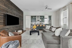 Smart TV, ping pong, books, stereo - The Wade – New Design, Rooftop, Peloton & Sauna (Nashville)