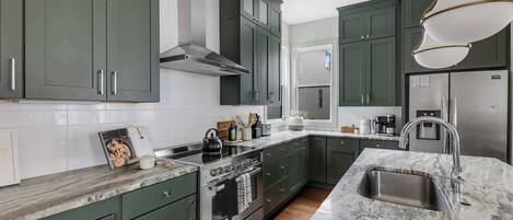 Frigorífico, microondas, horno y placa de cocina