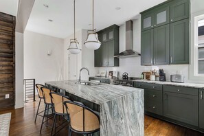 Fridge, microwave, oven, stovetop - The Wade – New Design, Rooftop, Peloton & Sauna (Nashville)