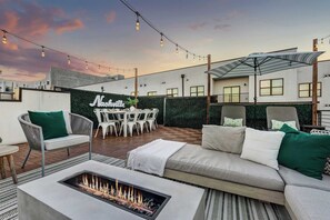 Outdoor dining - The Wade – New Design, Rooftop, Peloton & Sauna (Nashville)