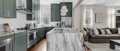 Kühlschrank, Mikrowelle, Ofen, Herdplatte