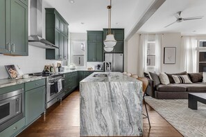 Refrigerador, microondas, horno y parrilla de estufa 