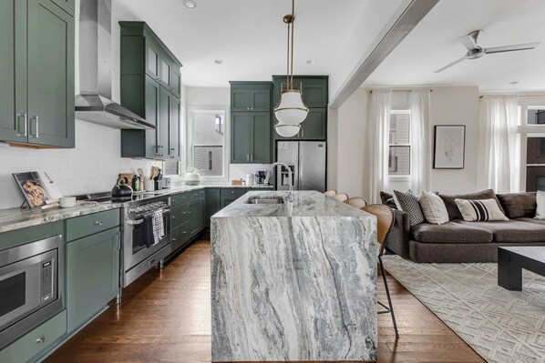 Fridge, microwave, oven, stovetop - The Wade – New Design, Rooftop, Peloton & Sauna (Nashville)