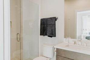 Baignoire, sĂšche-cheveux, serviettes fournies, savon