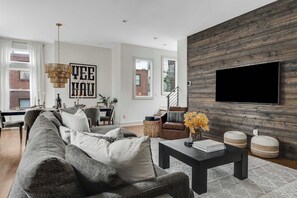 Smart TV, tavolo da ping pong, libri, impianto stereo