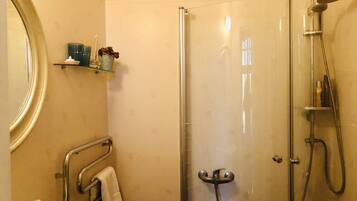 House | Bathroom | Shower, hair dryer, towels