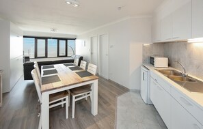 Een koelkast, een kookplaat, een koffiezetapparaat/waterkoker