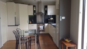 Fridge, microwave, oven, dishwasher - Lake Apartment - Metres to Lake Wendouree (Ballarat)